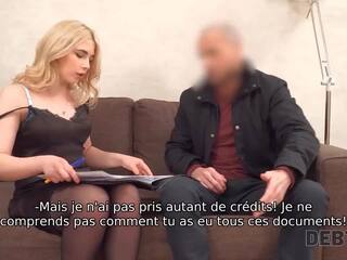 DEBT4k Une ado aux lèvres sensuelles laisse le collecteur de dettes utiliser sa chatte